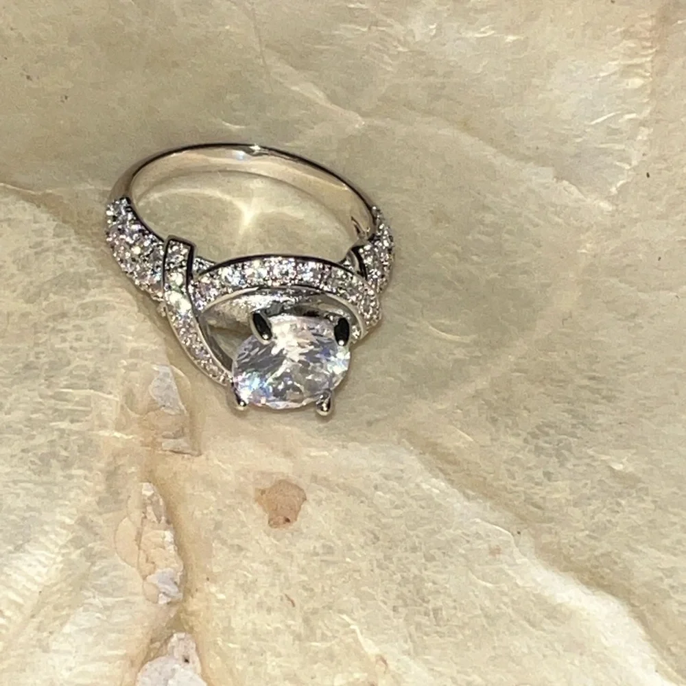 Elegant Sparkling CZ Ring - Luxury Copper Wedding Band Platinum Plated size 7‎